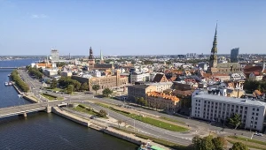 Cztery myśliwce z Niemiec przyleciały do bazy na Łotwie. Mają zabezpieczać niebo podczas wyborów. Na zdj. panorama Rygi