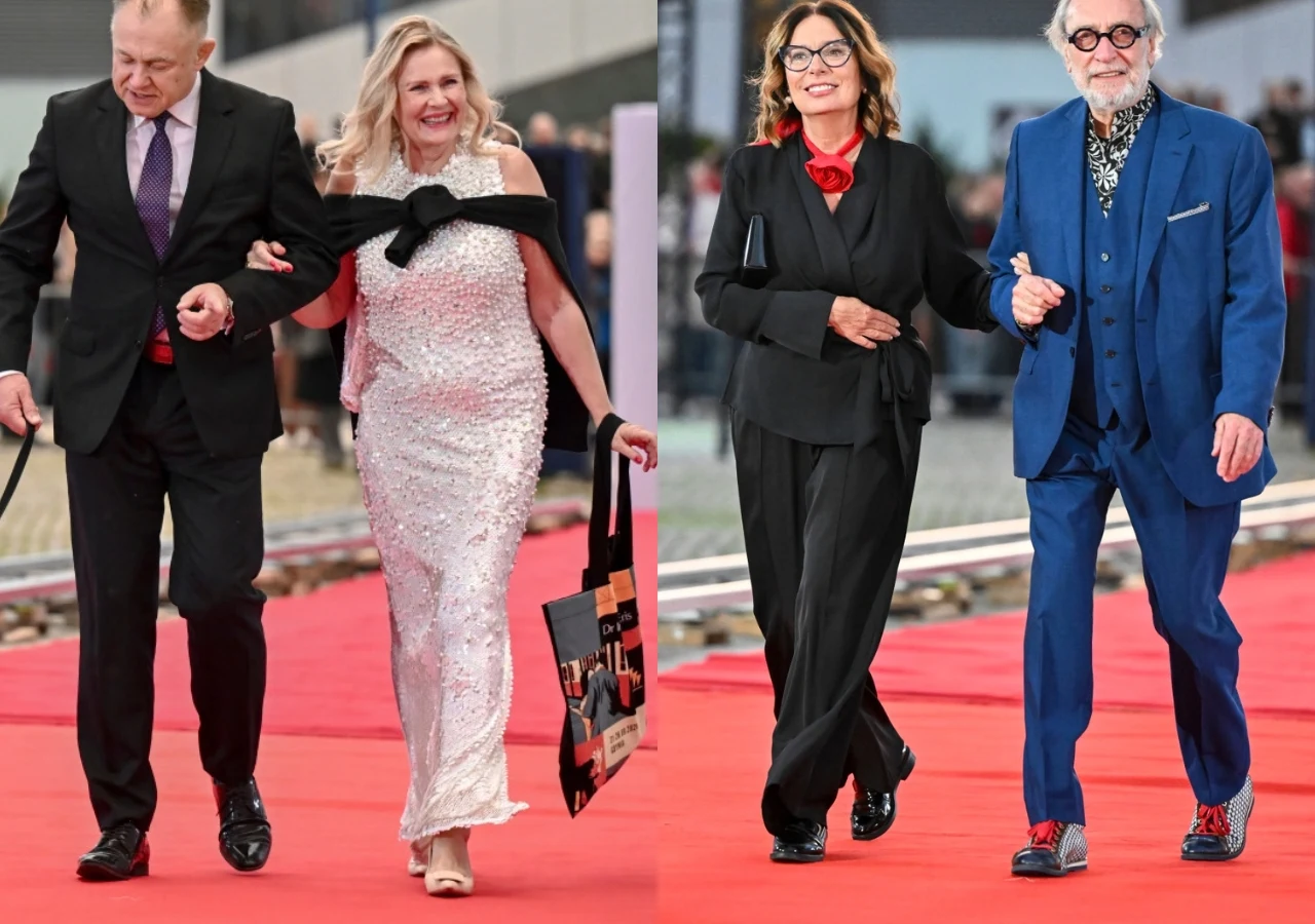 Gala zamknięcia 51. FPFF w Gdyni: Grażyna Szapołowska, Małgorzata Kidawa-Błońska, Jan Kidawa-Błoński Dwie eleganckie pary kroczące po czerwonym dywanie; kobieta w białej, błyszczącej sukni z czarną kokardą pod rękę z mężczyzną w ciemnym garniturze oraz kobieta w czarnym garniturze z czerwonym akcentem pod rękę z mężczyzną w niebieskim garniturze i wzo...
