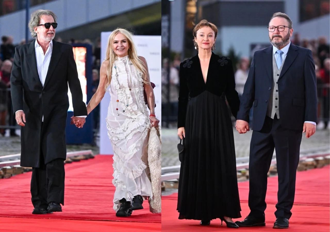 Gala zamknięcia 51. FPFF w Gdyni: Tomasz Ziółkowski i Monika Olejnik, Gabriela Muskała i Zbigniew Zamachowski Dwie pary elegancko ubranych osób idących czerwonym dywanem, kobiety w długich sukniach, mężczyźni w garniturach i okularach przeciwsłonecznych.