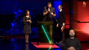 Reżyser Maciej Sobieszczański odbiera podczas Młodej Gali nagrodę za film "Przez ścianę"
