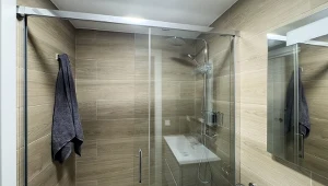 Dlaczego otwieranie drzwi w łazience po prysznicu jesienią jest ważne?