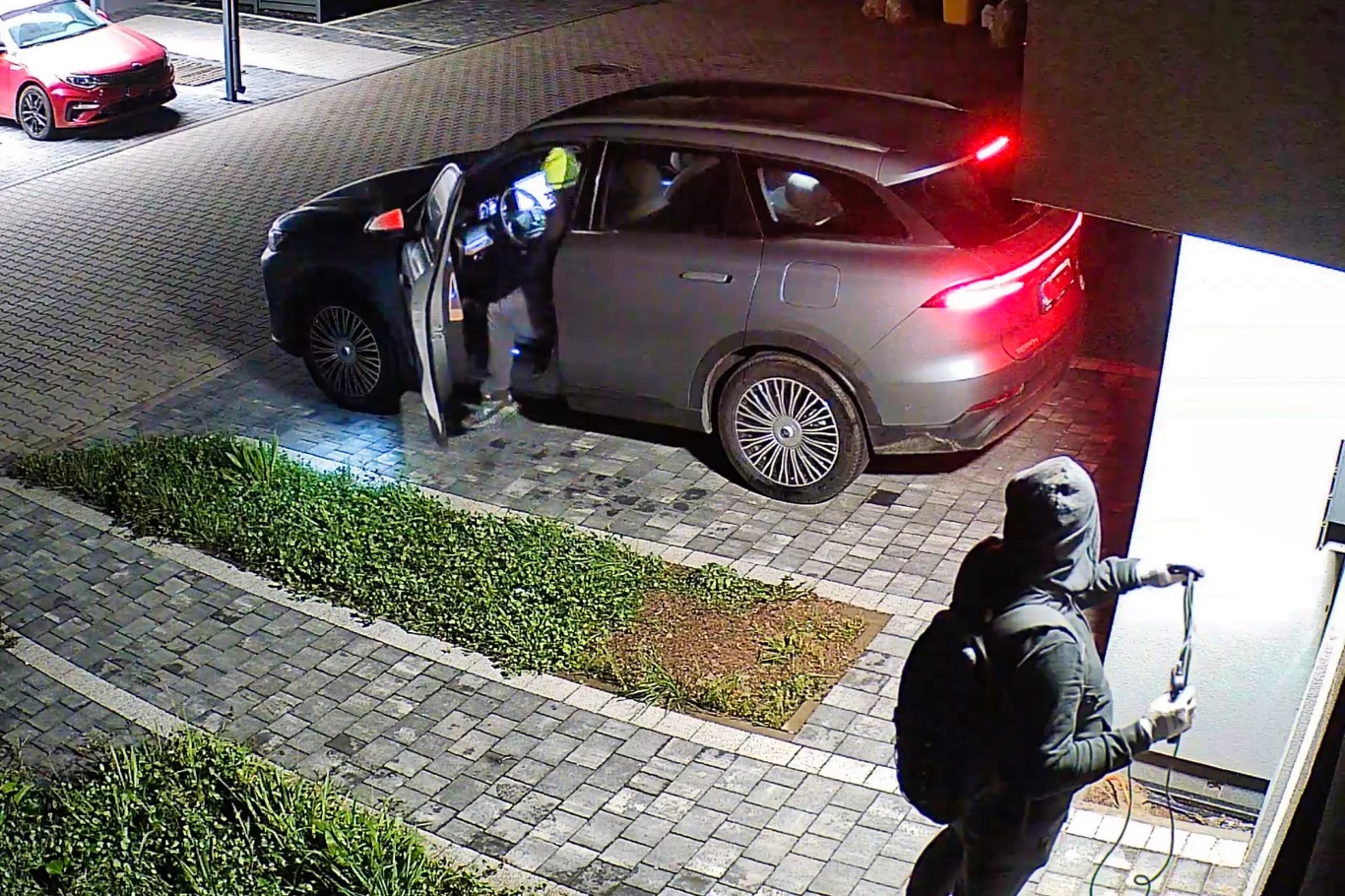 Sprawcy otworzyli samochód pana Mariusza, ale nie zdołali go uruchomić. Próbę kradzieży nagrała kamera monitoringu. Dwóch zamaskowanych mężczyzn przy zaparkowanym SUV-ie; jeden wsiada do auta, drugi przy drzwiach budynku z narzędziem.