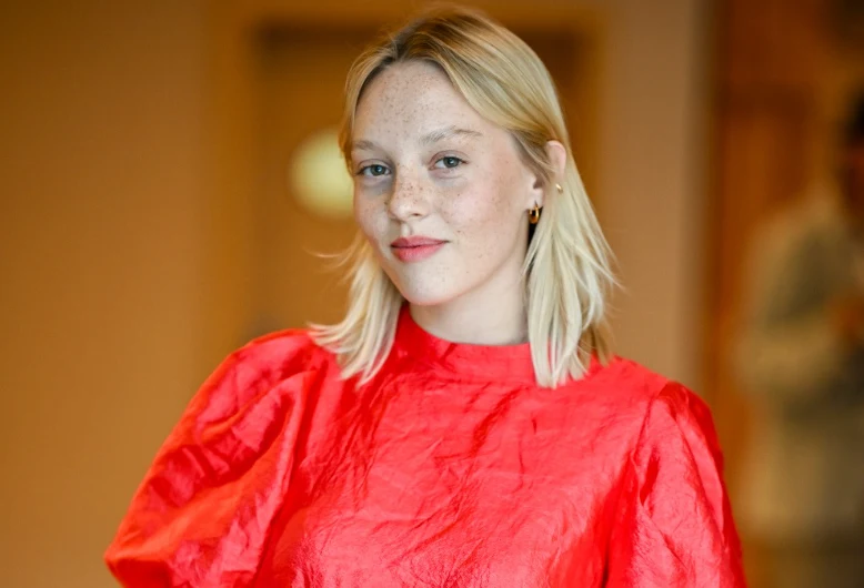 Julia Totoszko na Festiwalu Polskich Filmów Fabularnych w Gdyni Julia Totoszko na festiwalu filmowym w Gdyni, w czerwonej bluzce z bufiastymi rękawami, jasne włosy, piegi.