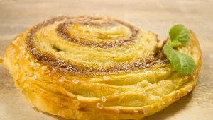 Omlet cynamonkowy to ekspresowa propozycja na śniadanie dla fanów korzennych przypraw