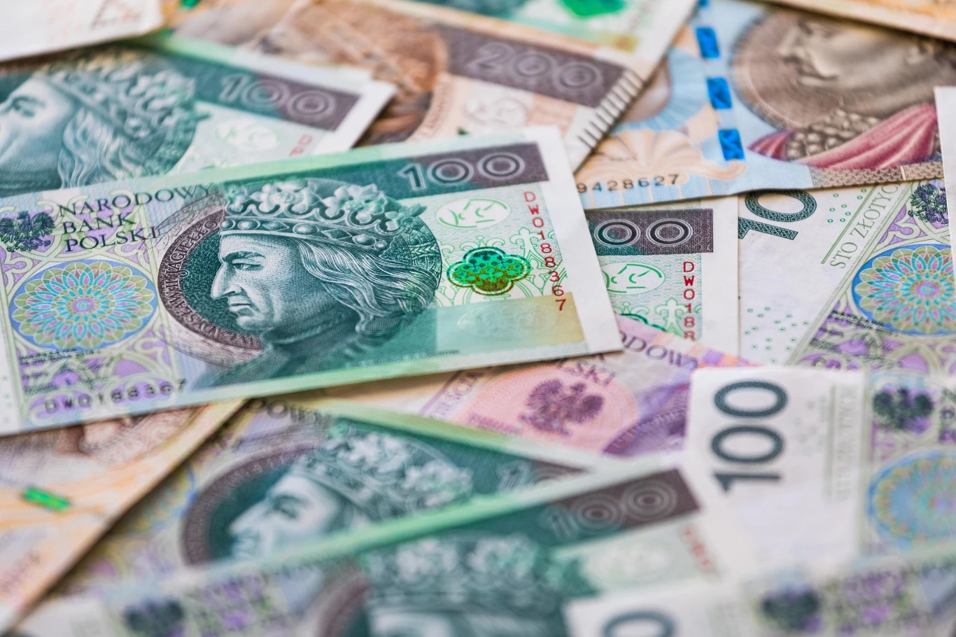 Ełk przeznacza pieniądze na pomysły mieszkańców. Na złożenie propozycji zostało niewiele czasu. Polskie banknoty, w tym widoczna stuzłotówka z wizerunkiem Władysława II Jagiełły, kontekst budżetu obywatelskiego.