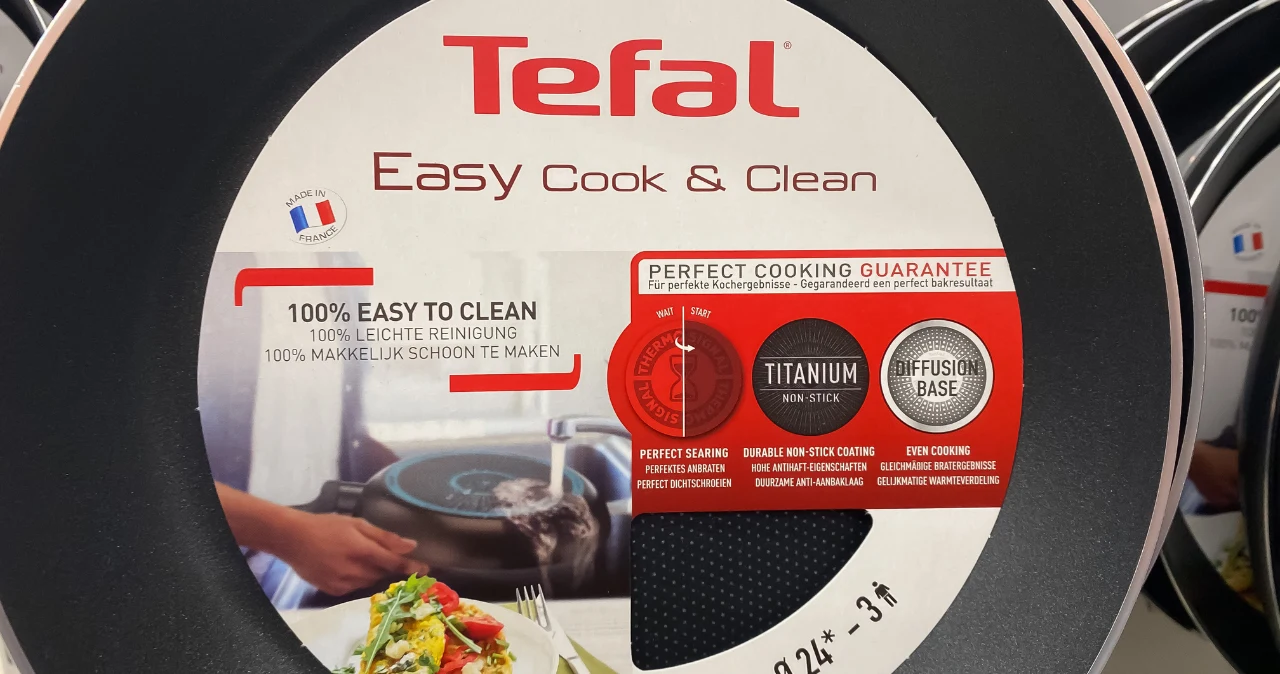 Aldi zaskoczyło ofertą Tefal. Od soboty znana marka już od 59,99 zł Opakowanie patelni Tefal Easy Cook & Clean z logo, informacjami o czyszczeniu, Titanium i Fusion Base.