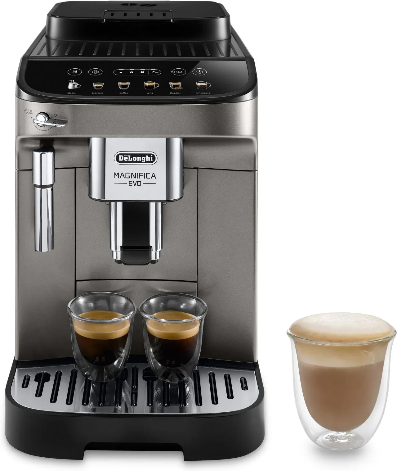 Ekspres do kawy DeLonghi Magnifica EVO z dwoma filiżankami espresso na tackie oraz szklanką kawy z mleczną pianką ustawioną obok urządzenia.