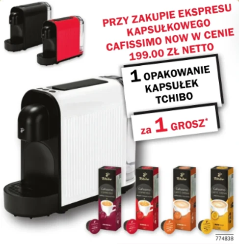 Ekspres kapsułkowy Cafissimo NOW w kolorze biało-czarnym na pierwszym planie, obok różne rodzaje opakowań kapsułek Tchibo oraz informacja o promocji – przy zakupie ekspresu kapsułki można otrzymać za 1 grosz.