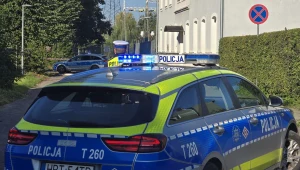 Radiowóz w pobliżu budynku w Elblągu, gdzie znaleziono butelki z nieznaną substancją