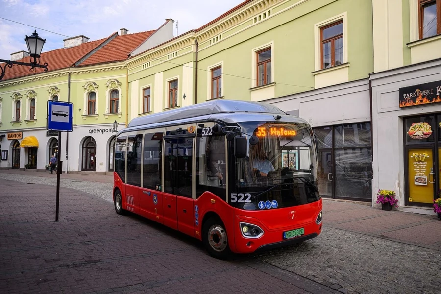 Testy linii 55 zakończone. Charakterystyczny autobus znika z centrum. Mały czerwony autobus elektryczny linii 55 stoi na brukowanej ulicy wśród pastelowych kamienic w centrum Tarnowa.