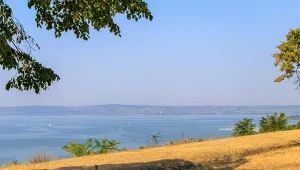 Polacy masowo ruszyli nad wyjątkowe jezioro. Jesienią jest tam najpiękniej 