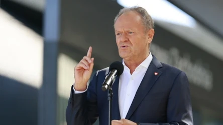 Polacy w większości krytykują pracę Donalda Tuska (53 proc. negatywnych ocen), ale jednocześnie jego partia wygrywa w sondażach z ogromną przewagą nad PiS-em (ponad 14 pkt proc.)