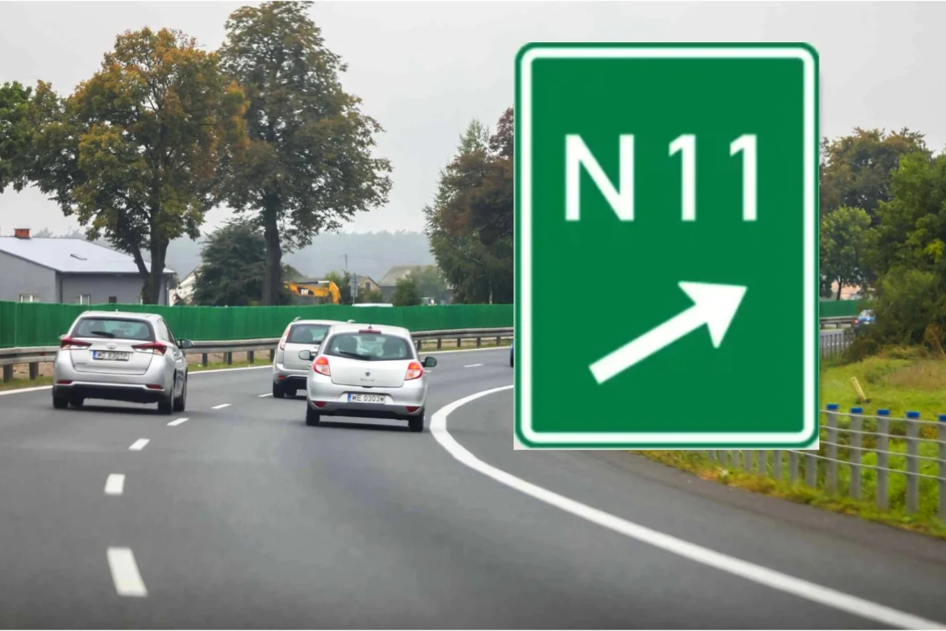 Nowe oznakowanie kierowcy spotkają w Czechach. Trzy auta na drodze obok zielonego znaku N11, otoczone barierami i drzewami w Czechach.