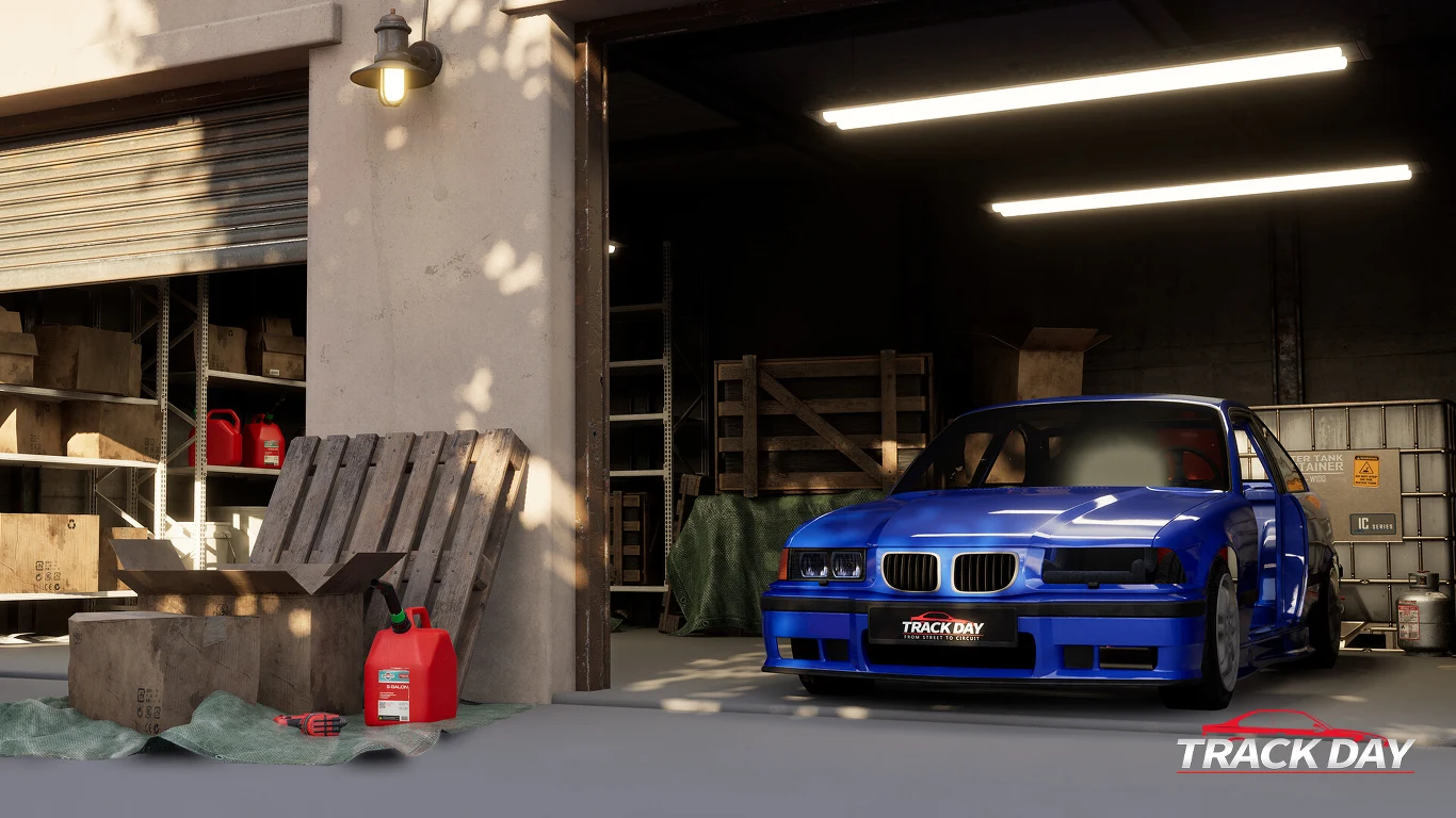 Niebieskie sportowe BMW zaparkowane w warsztacie obok drewnianych palet i czerwonego kanistra na paliwo, przy otwartej bramie wjazdowej pod świetlnymi lampami.