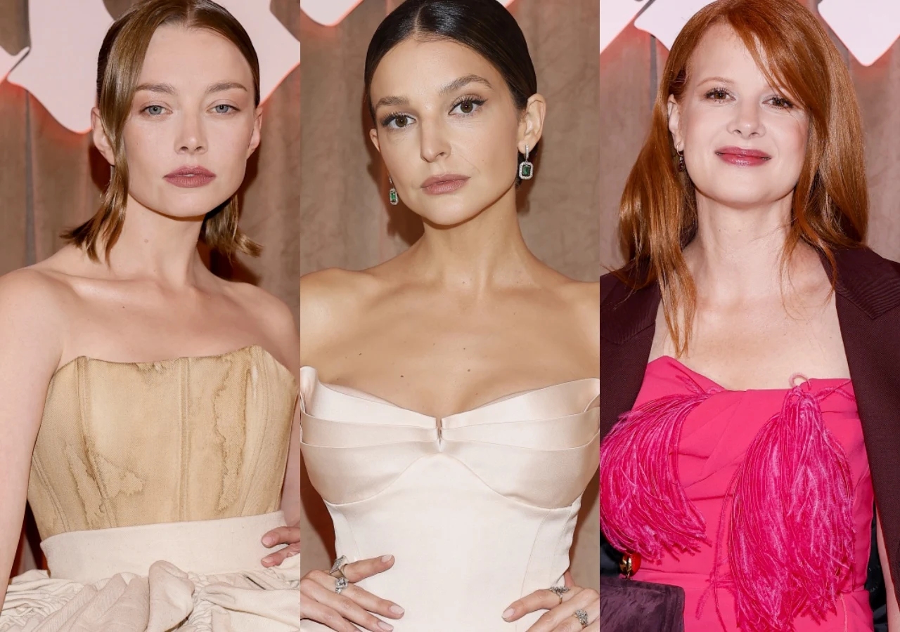 Kamila Urzędowska, Maria Dębska, Karolina Gruszka Trzy kobiety w eleganckich, szykownych sukniach, każda o innym fasonie i kolorze, pozują na tle w odcieniach beżu i różu, prezentując klasyczne stylizacje wieczorowe.