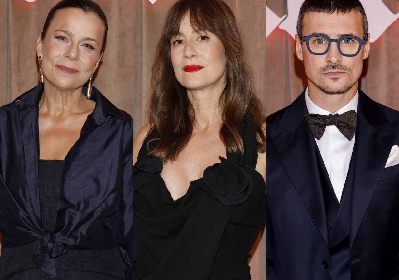 Agata Kulesza, Maja Ostaszewska, Mateusz Damięcki Trzy elegancko ubrane osoby pozujące osobno na tle w odcieniach beżu, kobiety w ciemnych kreacjach, mężczyzna w garniturze z kokardą i niebieskich okularach.