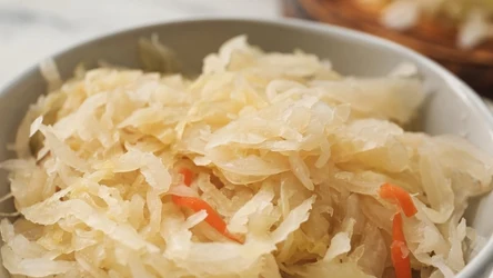 Lwowski przepis na kiszoną kapustę. Ma jeden nietypowy składnik. 