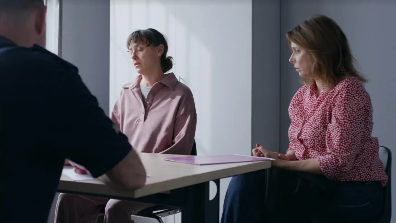 Kadr z serialu "Na Wspólnej" Trzy osoby przy stole w jasnym wnętrzu, dwie kobiety i mężczyzna. Kadr z serialu 'Na Wspólnej'.