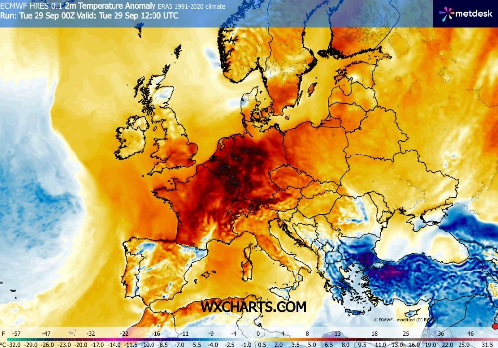 Mapa Europy ukazująca anomalii temperatury przy powierzchni ziemi, z wyraźnie widocznym intensywnie czerwonym obszarem wskazującym znacznie podwyższone temperatury w środkowej i zachodniej części kontynentu, szczególnie nad Niemcami, Francją i krajami ...