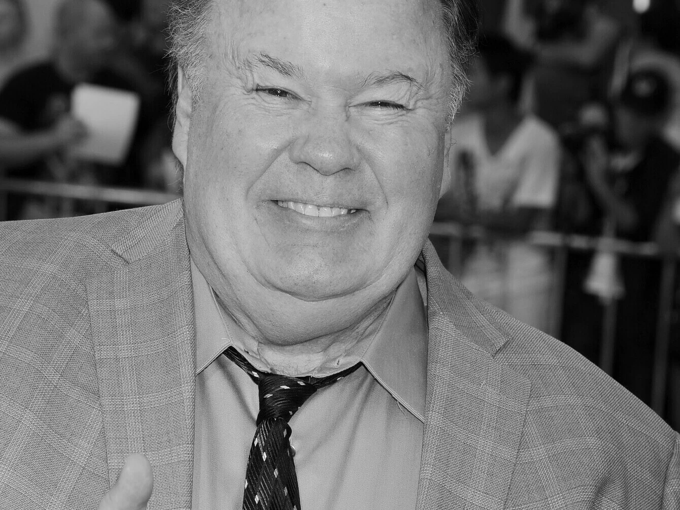 Dennis Haskins w 2014 roku Dennis Haskins w 2014 roku, w garniturze i koszuli z rozwiązanym krawatem, pokazuje kciuk do góry, tłum w tle.