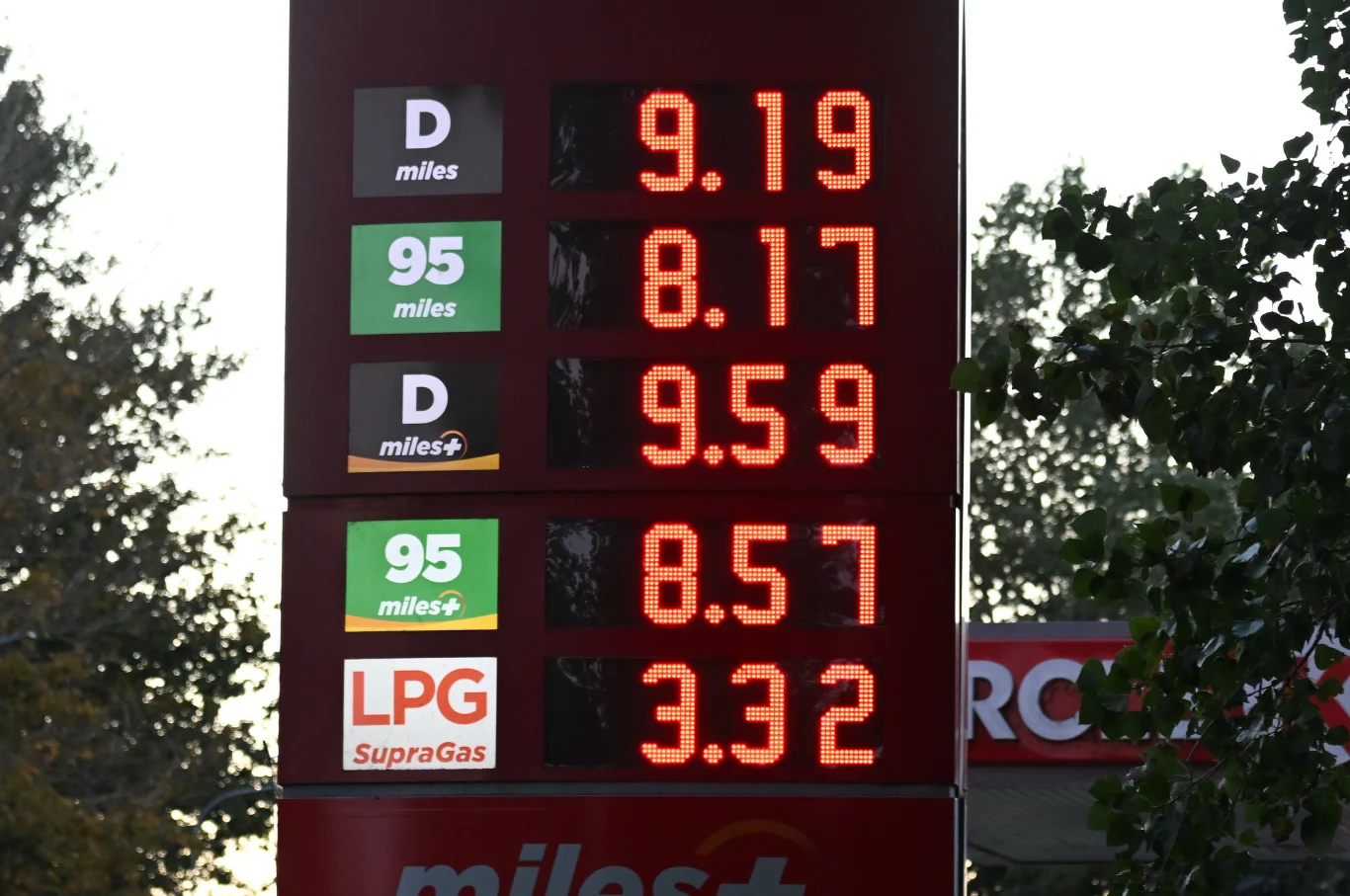 Ceny paliw stale rosną. Cennik paliw na stacji benzynowej z wyraźnie widocznymi cenami dla oleju napędowego, benzyny 95 oktanów w dwóch wariantach oraz autogazu LPG.