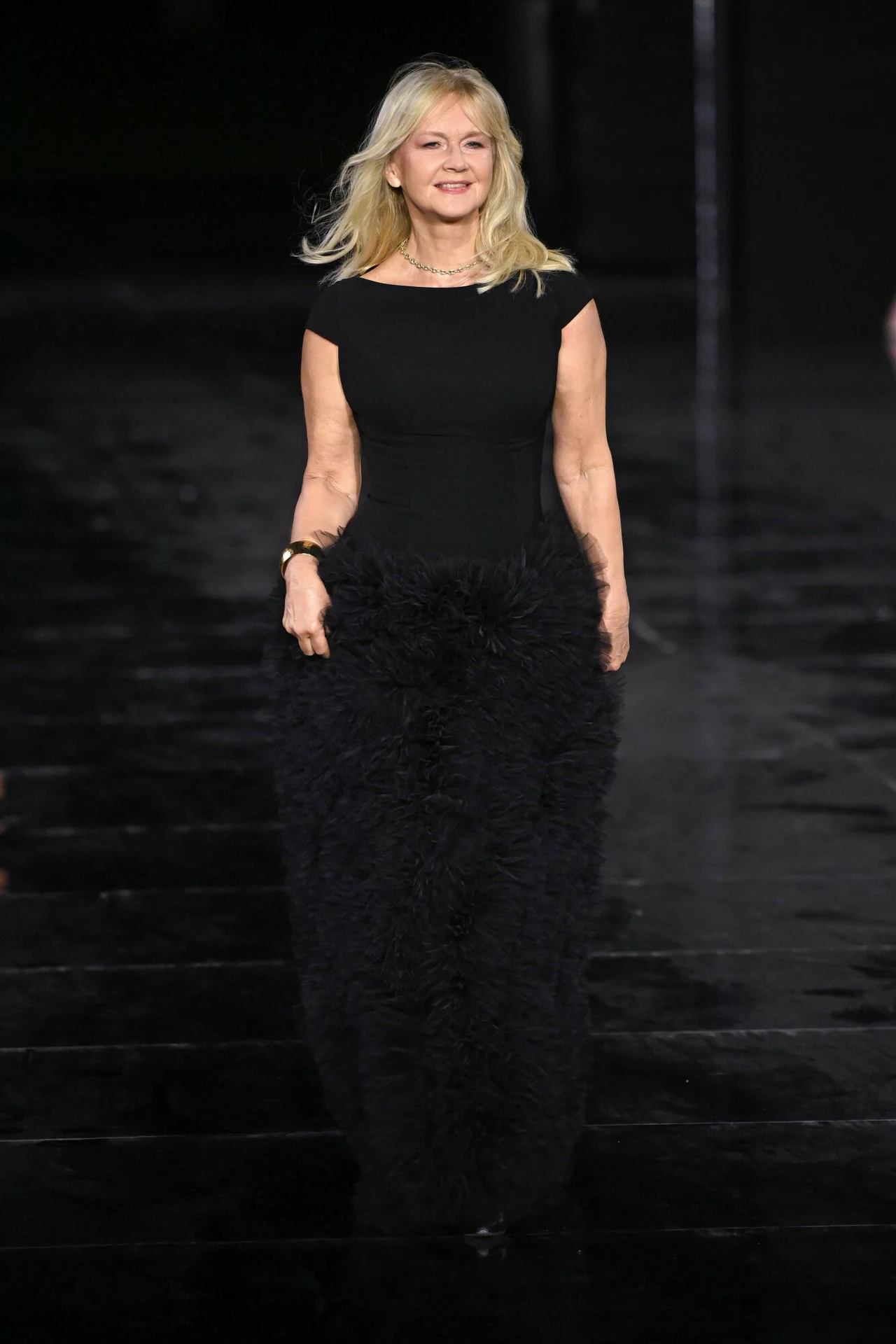 Grażyna Torbicka prezentuje się na wybiegu podczas Paris Fashion Week. Grazyna Torbicka prezentuje się na wybiegu podczas pokazu Le Défilé L'Oréal Paris „Express Your Worth” w ramach Paris Fashion Week.