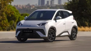 Trzy zagłówki na tylnej kanapie to najważniejsza zmiana w BYD Dolphin Surf na rok modelowy 2026.