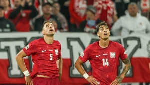 Jan Bednarek i Jakub Kiwior szukający ratunku z nieba podczas meczu ze Szwecją