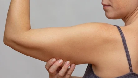 "Pelikany" na ramionach stają się bardziej widoczne z wiekiem. To ćwiczenie mocno angażuje triceps i można je wykonać bez żadnego sprzętu