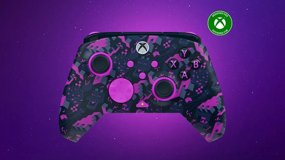 Turtle Beach - Minecraft Dungeons II Gamepad Xbox w oryginalnej, fioletowo-czarnej kolorystyce z geometrycznym wzorem, umieszczony na tle w odcieniach fioletu ze znakiem zgodności z konsolą Xbox w prawym górnym rogu.