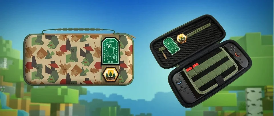 Turtle Beach - Minecraft Dungeons II Pokrowiec w militarnym stylu z motywami nawiązującymi do gry Minecraft, ozdobiony naszywkami, obok otwartego etui z konsolą przenośną oraz wygodnymi paskami do organizacji akcesoriów.