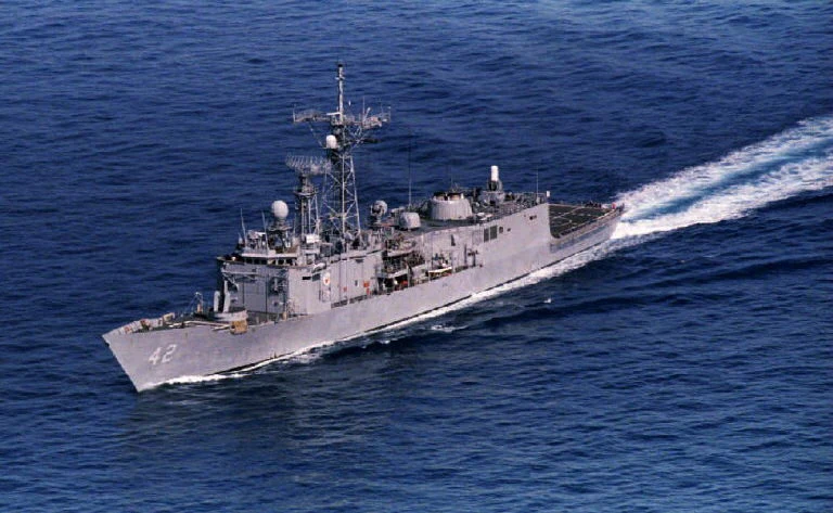 Amerykańska fregata USS Klakring (przed zatopieniem) Amerykańska fregata USS Klakring płynie po wodach międzynarodowych w pobliżu Haiti. Zdjęcie wykonano w październiku 1993 roku.