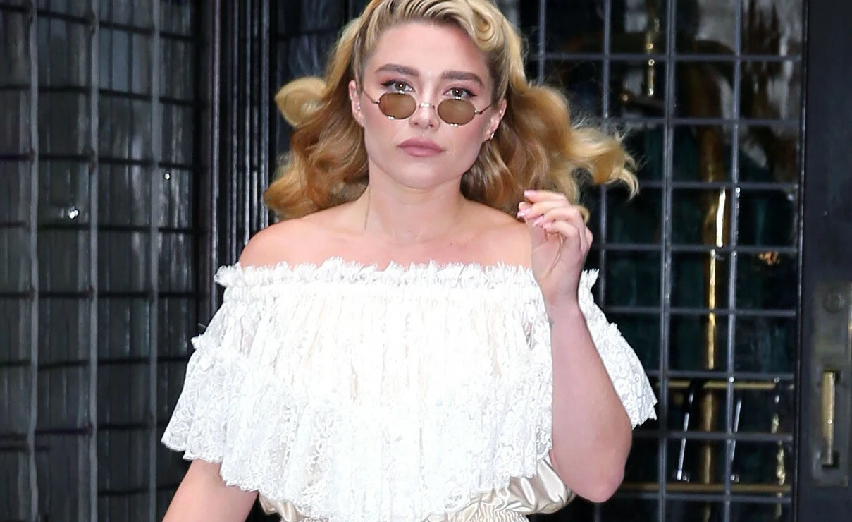 Florence Pugh w Nowym Jorku. Aktorka znów zaskoczyła stylizacją Florence Pugh w białym, koronkowym kombinezonie i okrągłych okularach przeciwsłonecznych wychodzi z budynku.
