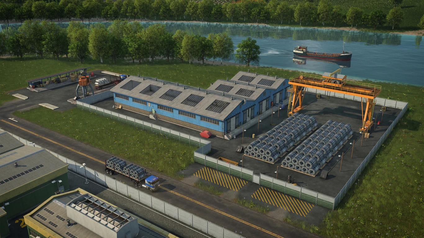 Transport Fever 3 Kompleks przemysłowy z halą produkcyjną, placem magazynowym, na którym znajdują się zwoje stali, dużym żółtym dźwigiem bramowym oraz transportem ciężarowym, położony nad rzeką, gdzie płynie statek towarowy.