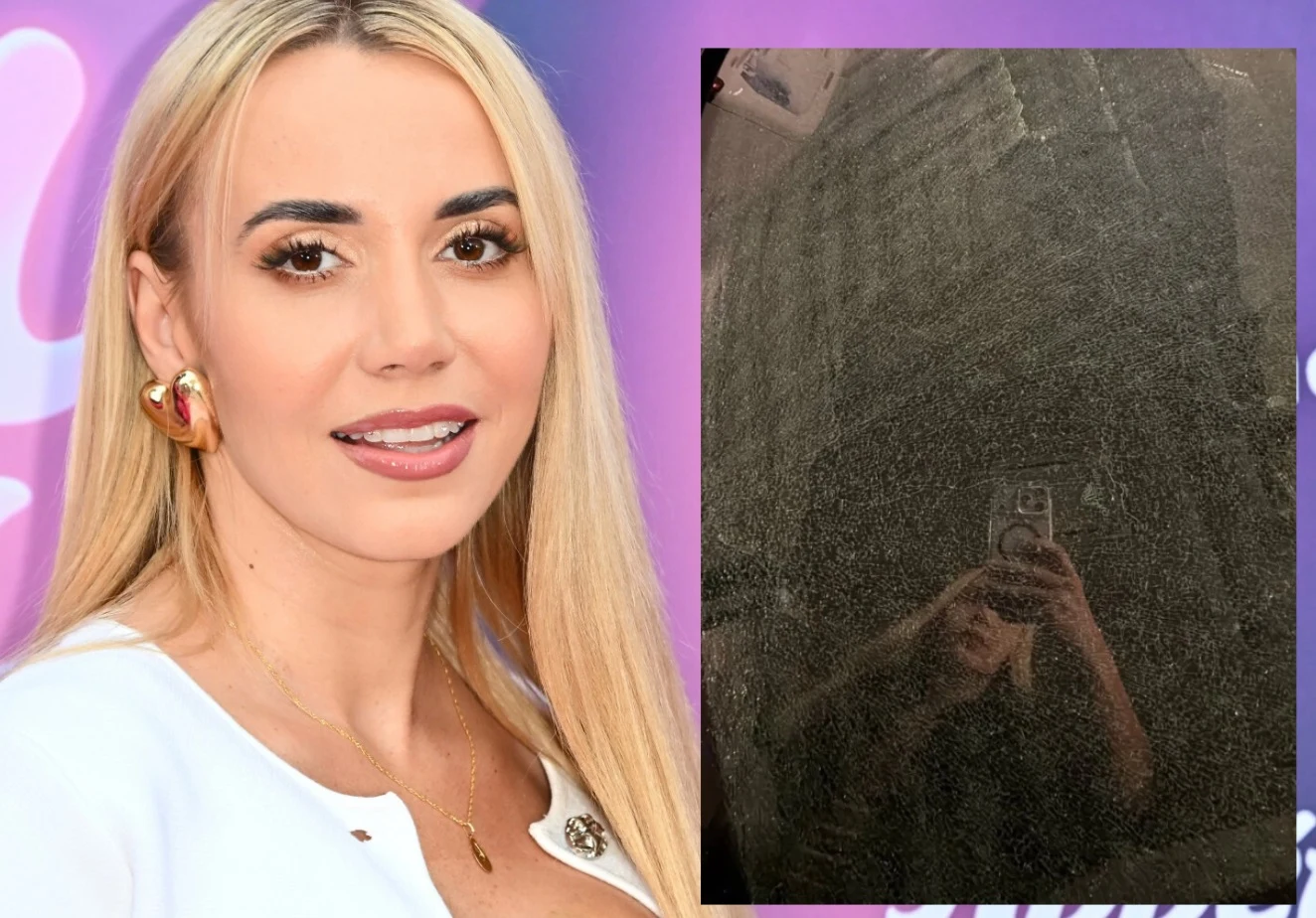 Kobieta z długimi blond włosami i makijażem w białej bluzce na tle w odcieniach fioletu, obok zdjęcie odbicia osoby robiącej telefonem zdjęcie w ciemnej, odbijającej powierzchni.