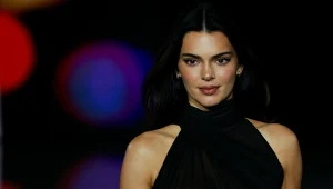 Kendall Jenner w odważnej sukni maxi. Na pokazie skupiła na sobie wzrok