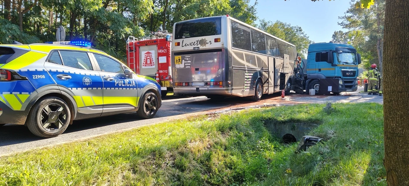 Wypadek autokaru z dziećmi w Osowcu Autokar i ciężarówka po zderzeniu w Osowcu. Na miejscu wypadku znajdują się policja, straż pożarna i pomoc drogowa.