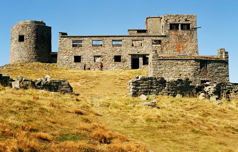 Obserwatorium astronomiczne na Pop Iwanie w ukraińskich Karpatach Ruiny obserwatorium astronomicznego na szczycie Pop Iwan w Karpatach, otoczone suchą trawą i fragmentami murów.