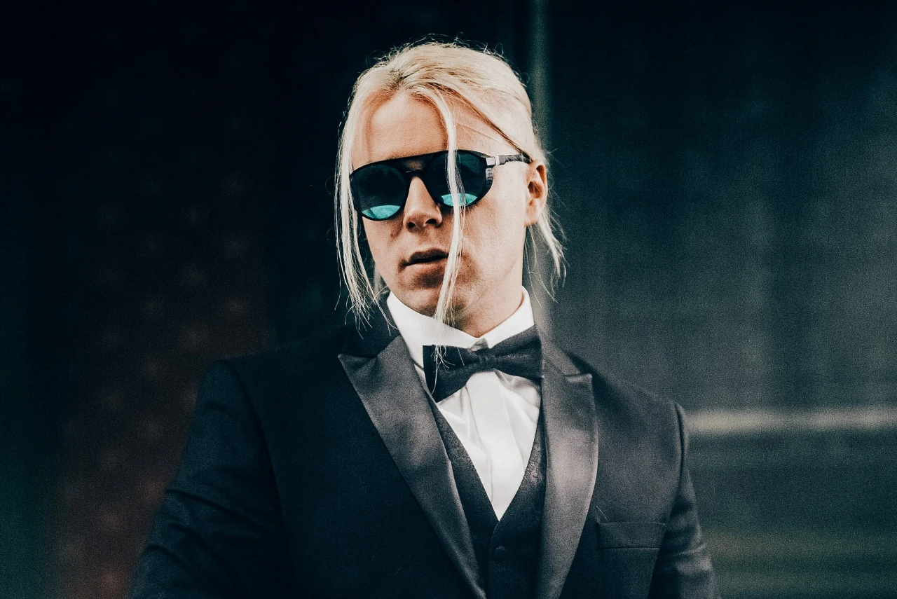 Skolim świętuje 30. urodziny na PGE Narodowym. Szykuje wyjątkowe show Skolim w eleganckim garniturze, muszce i okularach przeciwsłonecznych na PGE Narodowym.