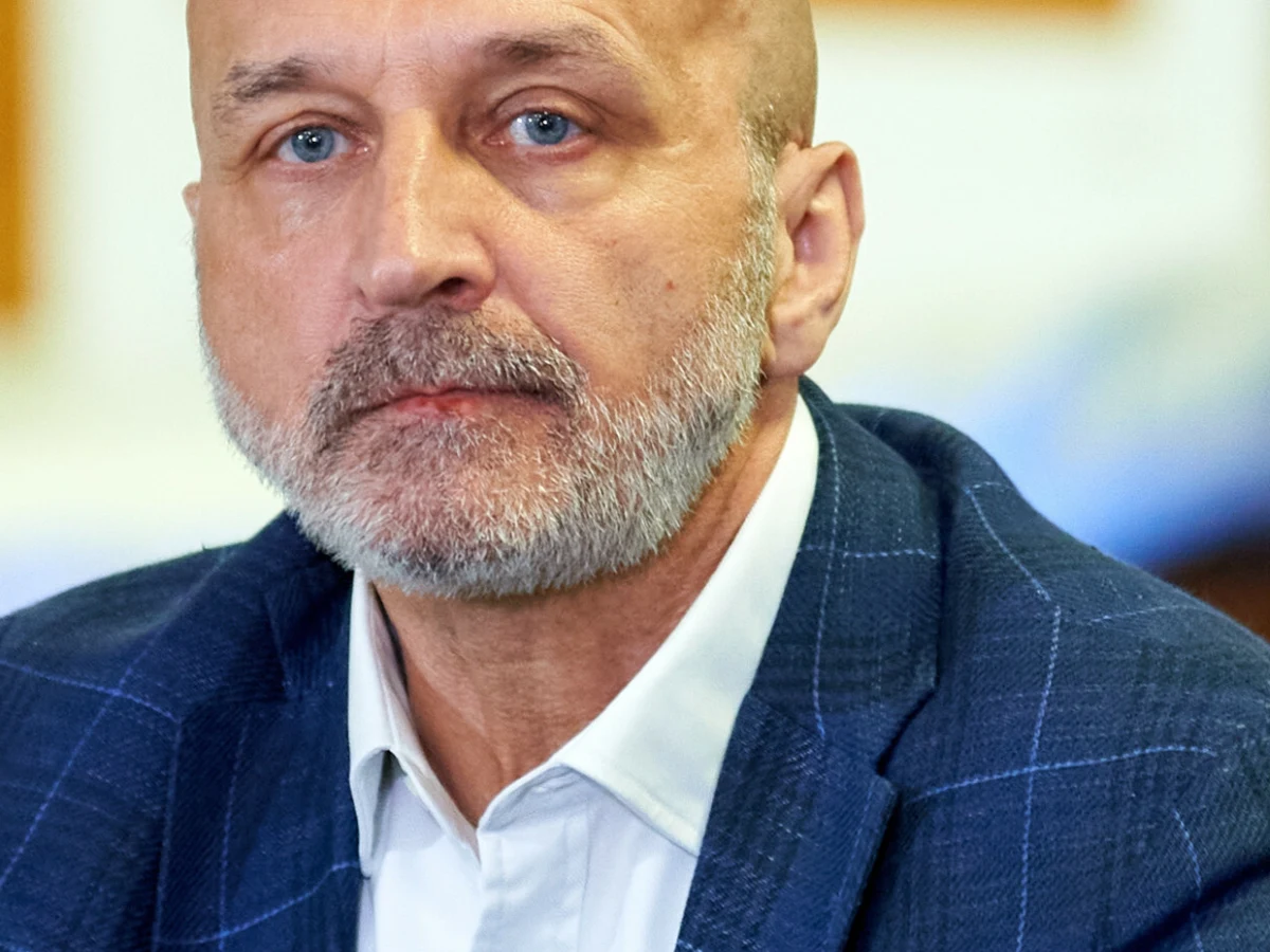 Kazimierz Marcinkiewicz Kazimierz Marcinkiewicz w granatowej marynarce i białej koszuli. Były premier na zdjęciu portretowym.