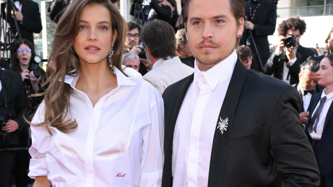 Barbara Palvin i Dylan Sprouse Barbara Palvin i Dylan Sprouse pozują na czerwonym dywanie w wieczorowych strojach.