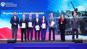 Przedstawiciele MON wręczyli umowy 86 polskim przedsiębiorcom na wykonanie zadań na rzecz Sił Zbrojnych RP w 2026 r.
