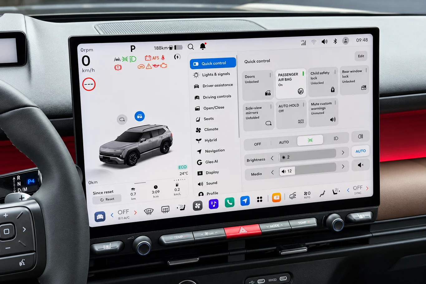 System Pleos Connect daje dostęp do szczegółowych ustawień samochodu. Poznanie wszystkich funkcji może zająć trochę czasu. Dotykowy wyświetlacz komputera pokładowego samochodu prezentujący ustawienia pojazdu, opcje klimatyzacji, funkcje wspomagania jazdy oraz szczegółową grafikę auta po lewej stronie ekranu.