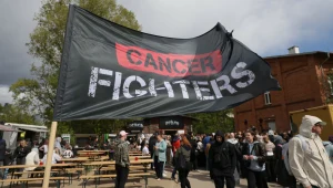 Szyld Cancer Fighters. Zdj. ilustracyjne