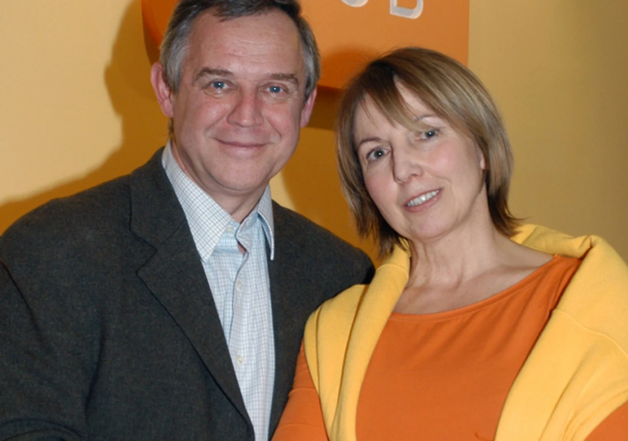 Marek Kondrat z żoną Iloną w 2004 roku Marek Kondrat z ówczesną żoną Iloną Gagajek w 2004 roku. Kobieta w pomarańczowej bluzce stoi obok aktora.