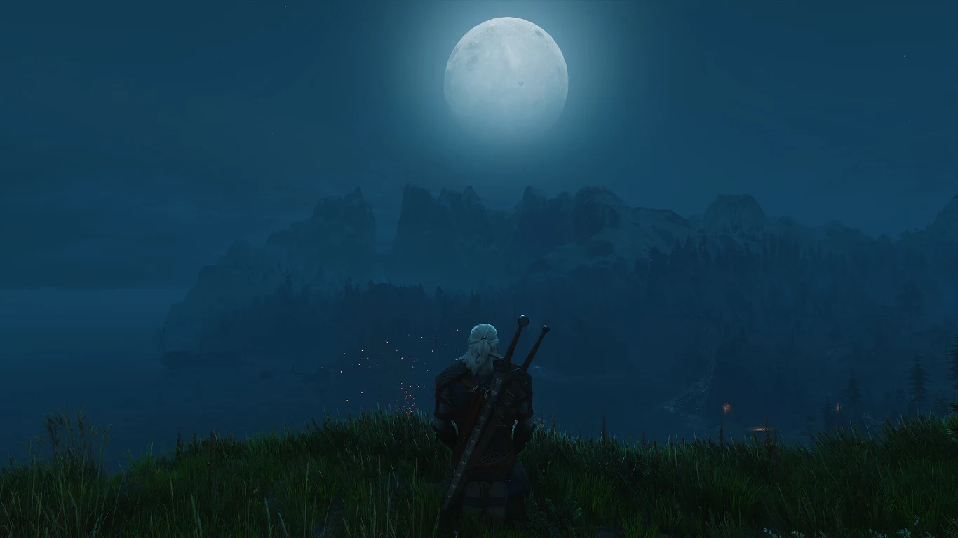 Wiedźmin 3: Dziki Gon Geralt z dwoma mieczami na plecach stoi na wzgórzu, patrząc w stronę księżyca nad górzystym krajobrazem.