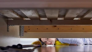Najpierw spryskaj, potem rozłóż pod łóżkiem. Pająki na pewno tam nie wejdą