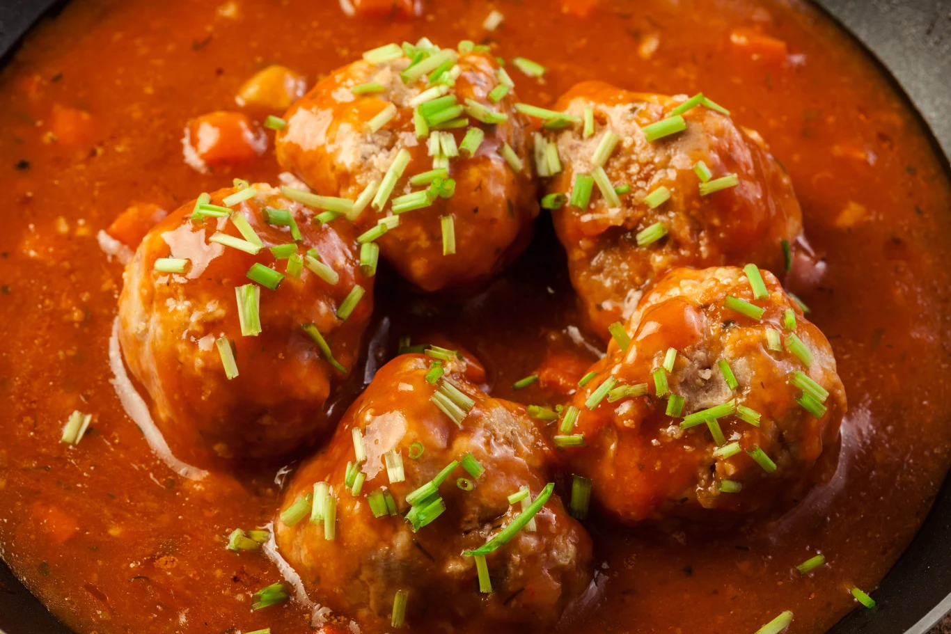 Pulpety z kaszą bulgur zamiast bułki moczonej w mleku to bardziej sycąca wersja mielonych. Pulpety z kaszą bulgur w sosie pomidorowym, posypanych świeżym szczypiorkiem.