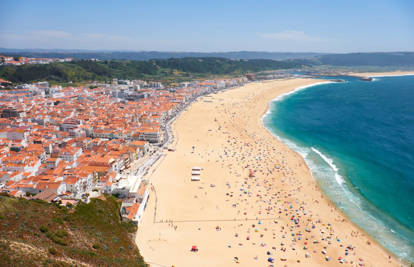 Nazaré potrafi czarować spokojem. Jesienią i zimą zmienia jednak swoje oblicze Szeroka, piaszczysta plaża rozciągająca się wzdłuż wybrzeża, liczne kolorowe parasole plażowe oraz kąpiący się i spacerujący ludzie, w tle zwarte zabudowania miasta z charakterystycznymi czerwonymi dachami oraz niebieskozielone wody oceanu.