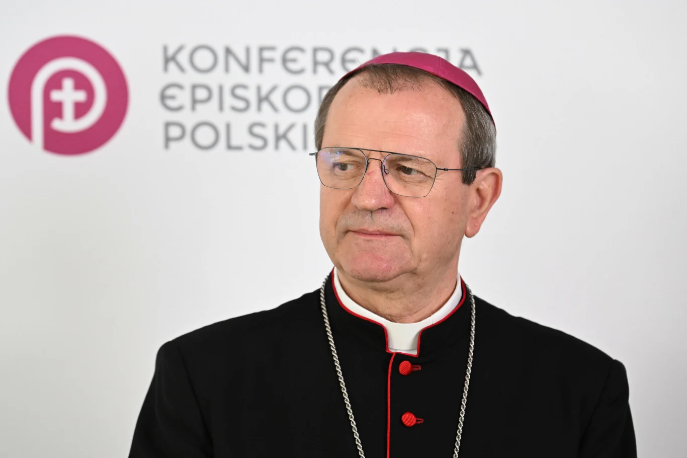 Abp Tadeusz Wojda zachęca do różańca w październiku. Wskazał intencję Abp Tadeusz Wojda w czarnej sutannie i piusce na tle logo oraz napisu Konferencja Episkopatu Polski